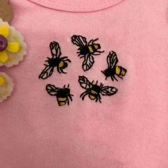 BNWT 6-12 mo. Pink Onesie Hand Embroidered with Bumblebees with Felt Barrettes - Picture 3 of 9
